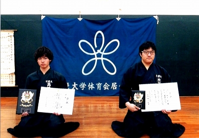 第40回北九州居合道大会 左)三段の部 優勝 二回生 高橋龍平 右)二段の部 第三位 四回生 木下尚