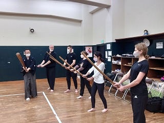 8_2022.11.24近大留学生と交流会構え1